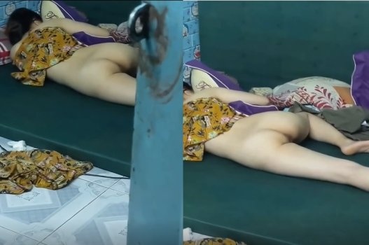 Phim sex Phim sex Trung Quốc - Lẻn phòng em hàng xóm ngắm lồn
